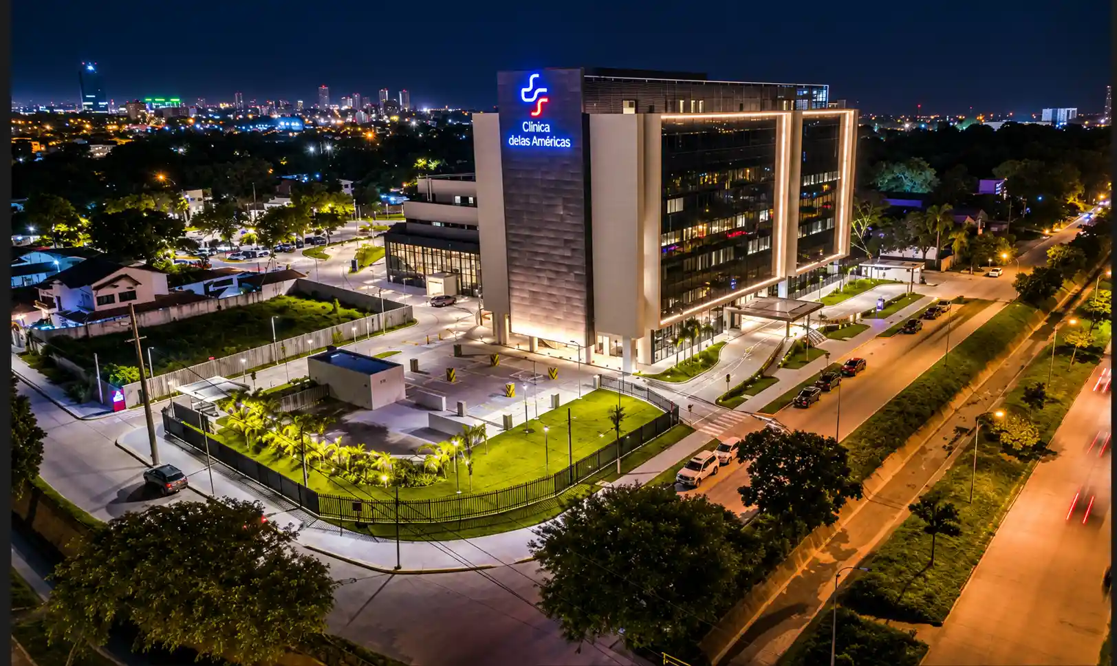 Centro médico y sus accesos al anochecer