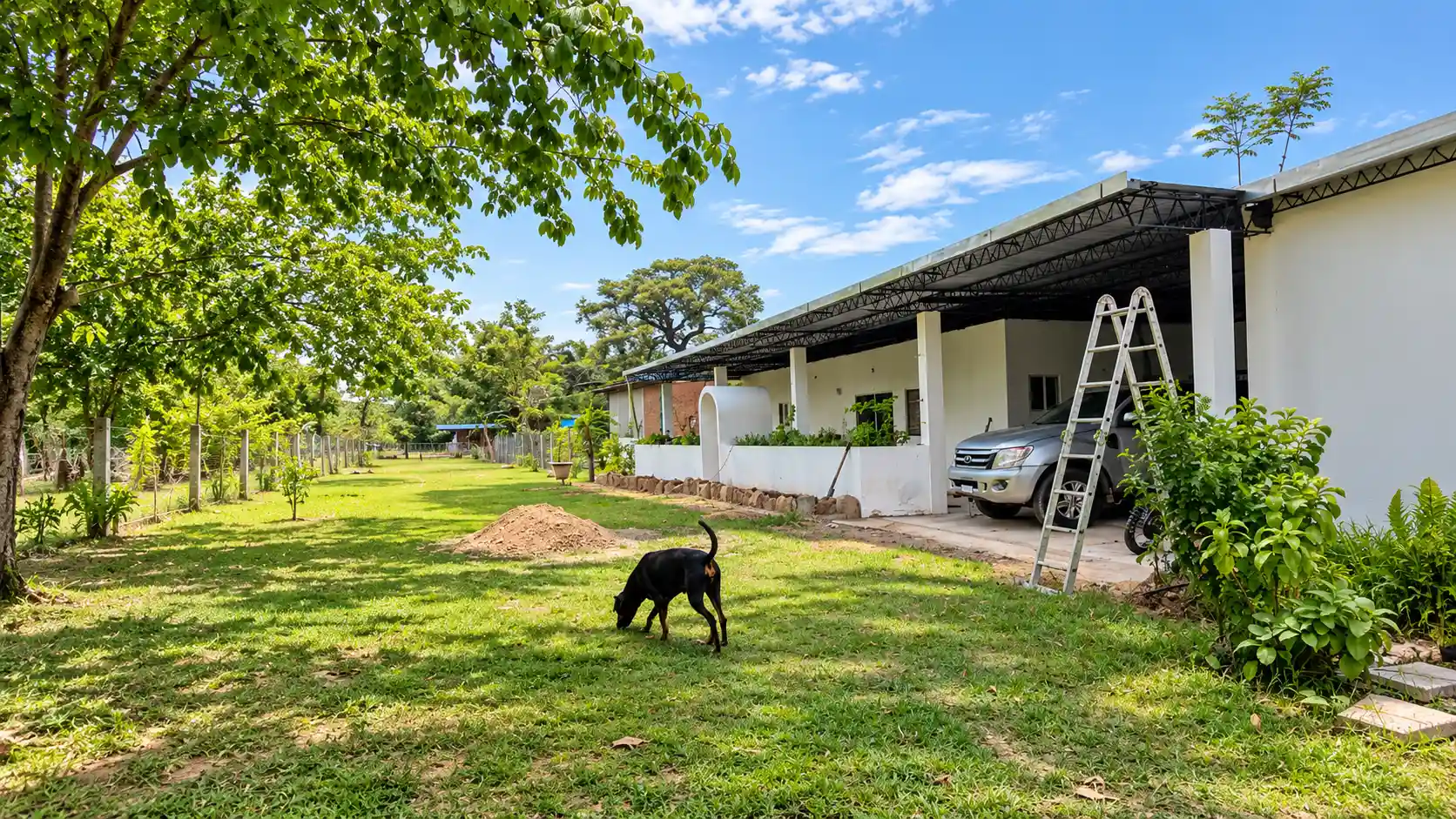 Wohnhaus mit überdachter Veranda und baumbestandenem Garten