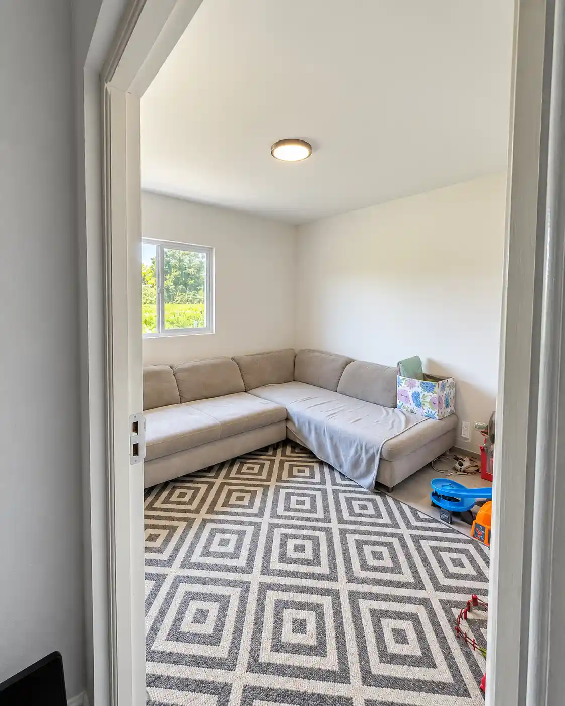 Wohnzimmer mit Sofa und Tageslicht