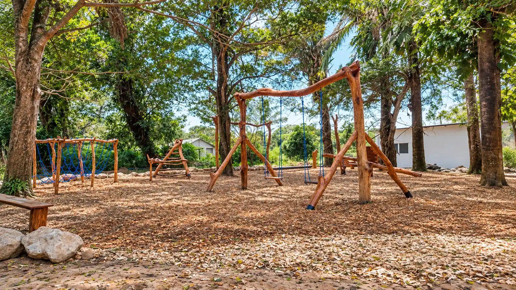 Holzspielgeräte unter Bäumen in Nueva Philadelphia